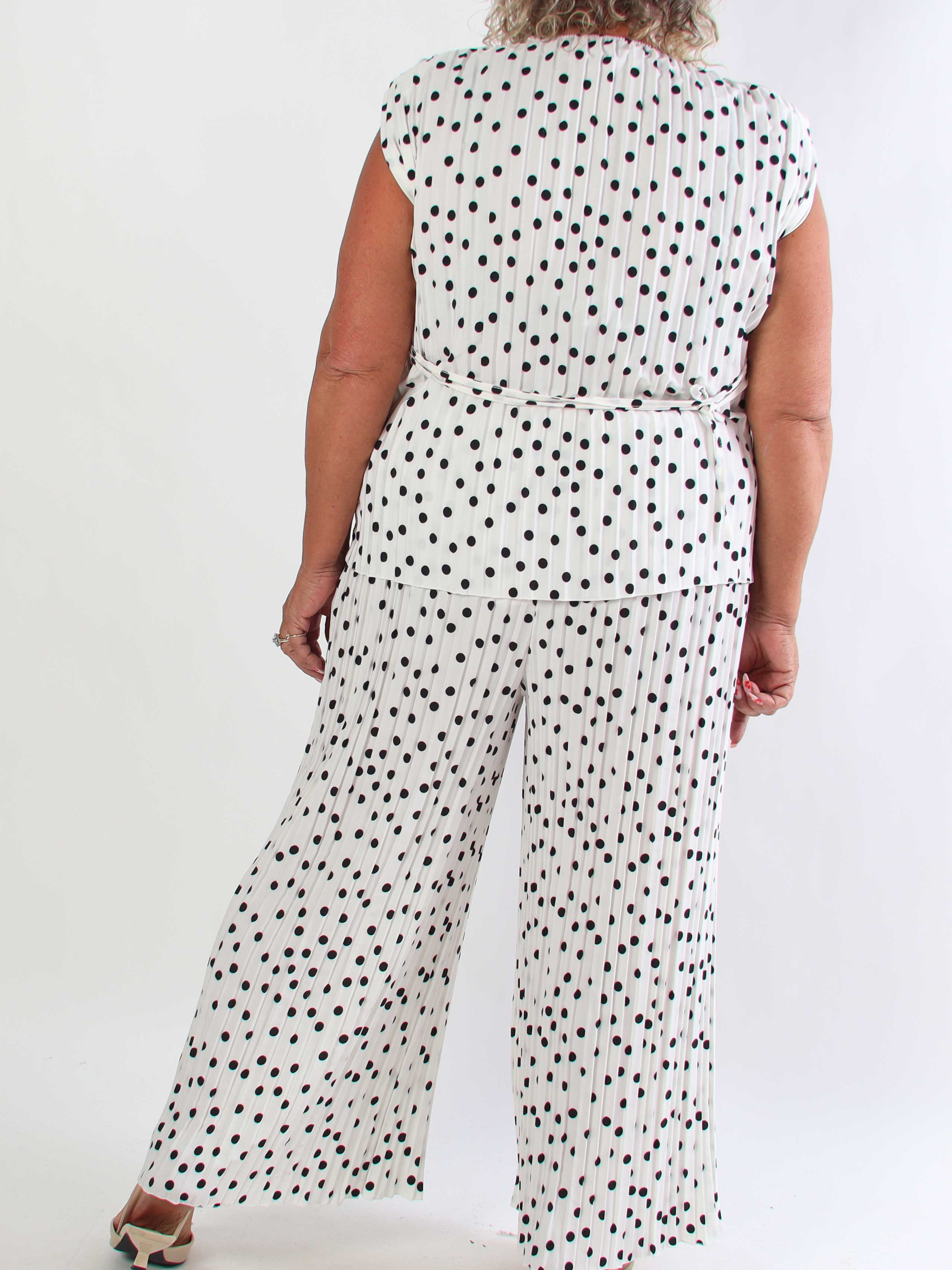 Zina – Elegant plus size set med prickar och veckad design